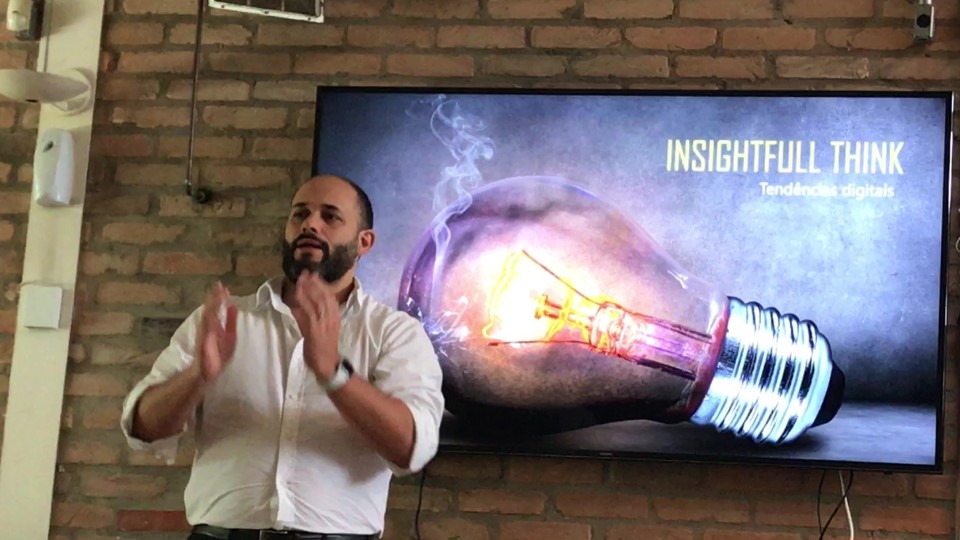 Fernando Dineli apresentando o tema tendências digitais
